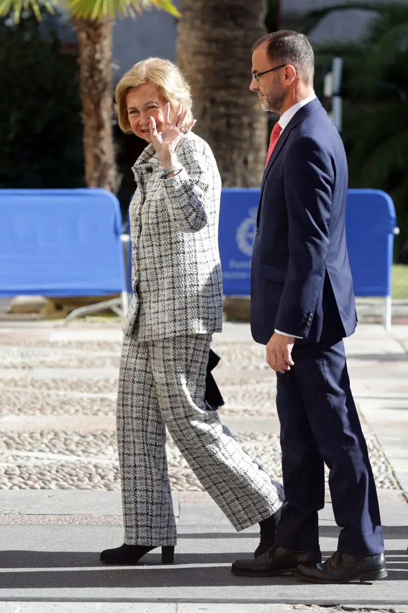 La Reina Sofía llega al Hotel de la Reconquista para asistir a los Premios Princesa de Asturias 2025