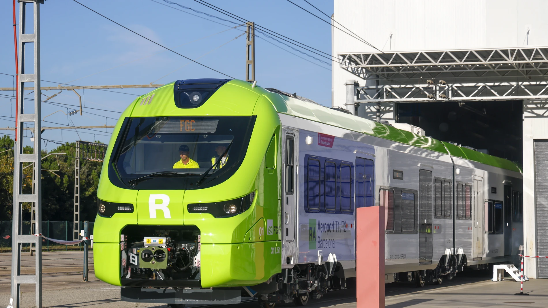 GRAFCAT3981. SANTA PERPETUA DE MOGODA (BARCELONA) (ESPAÑA), 24/10/2025.- Aspecto del primero de los diez trenes eléctricos de Ferrocarrils de la Generalitat de Catalunya (FGC) que darán servicio a la futura conexión con el Aeropuerto de Barcelona-El Prat. EFE/ Quique García