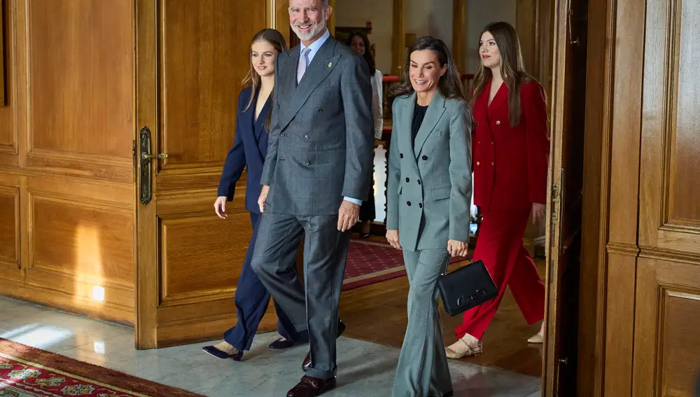 Los reyes Felipe VI y Letizia, acompañados por la princesa Leonor y la infanta Sofía reciben en audiencia a lo