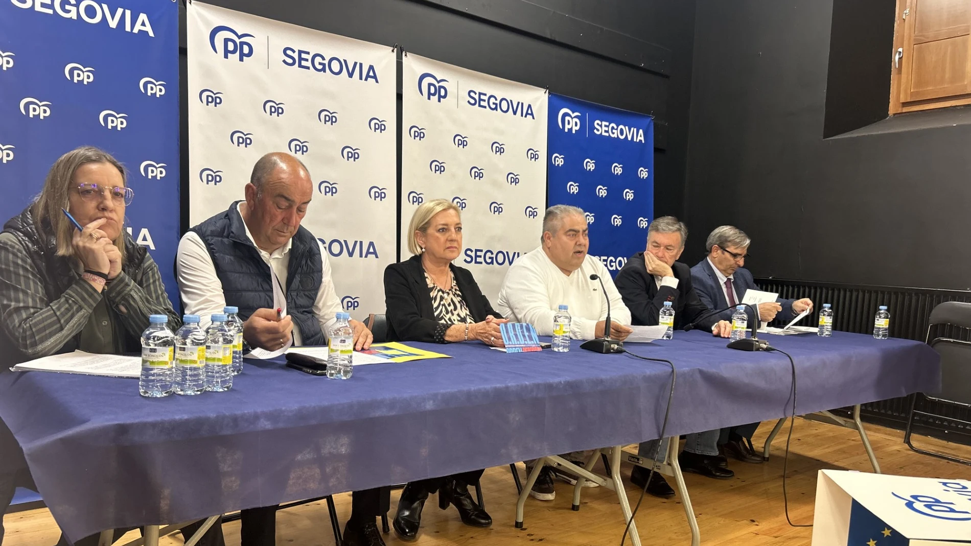 La presidenta del PP de Segovia, Paloma Sanz; el secretario general del PPCyL, Francisco Vázquez; José Luis Sanz Merino, Miguel Ángel de Vicente, María Ángeles García, y Juan Montes en la jornada en Turégano