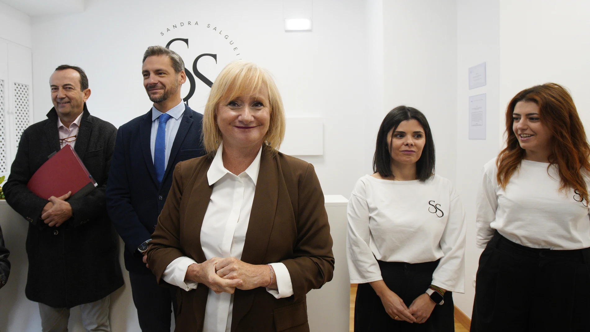 La consejera de Industria, Comercio y Empleo, Leticia García (C), durante su visita al centro estético Sandra Salgueiro de Ponferrada, beneficiario del programa al emprendimiento de Transición Justa