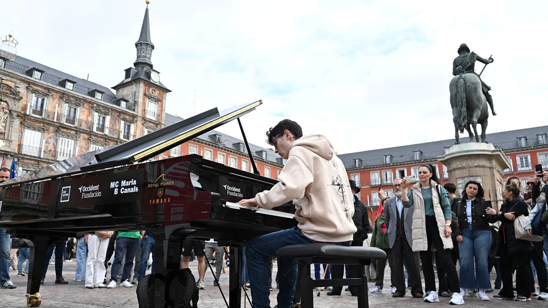 MADRID, 24/10/2025.- Un hombre toca el piano este viernes en la Plaza Mayor de Madrid. La Fundación Occident y el Concurso Internacional de Música Maria Canals organizan la iniciativa “Tu ciudad se llena de pianos”, con la instalación de 10 pianos de cola en 9 lugares del centro de Madrid para que cualquier viandante pueda tocar en ellos. EFE/ Fernando Villar