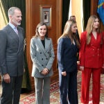 La Familia Real recibe en audiencia a los galardonados con los "Premios fin de grado 2024" de la Universidad de Oviedo