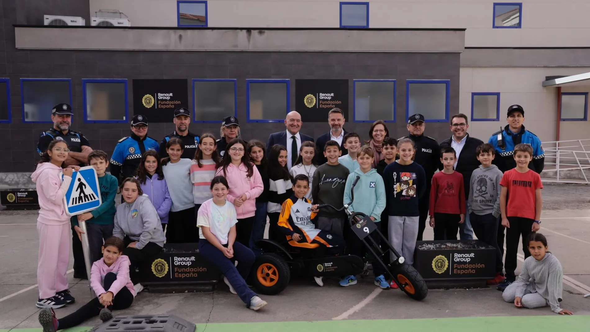 Alumnos del CEIP Miguel Delibes de Valladolid han estrenado los nuevos Karts en presencia de Jesús Julio Carnero, alcalde de Valladolid; Ignacio Rodríguez- Solano Prieto, director de la Fundación Renault Group España y director de Relaciones Institucionales de Renault Group España y Julia González Calleja, jefa de la Policía Municipal de Valladolid