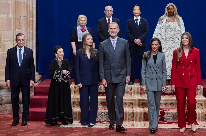 Moncloa reduce a la mínima su presencia junto a los Reyes en los Premios Princesa de Asturias Moncloa reduce a la mínima su presencia junto a los Reyes en los Premios Princesa de Asturias