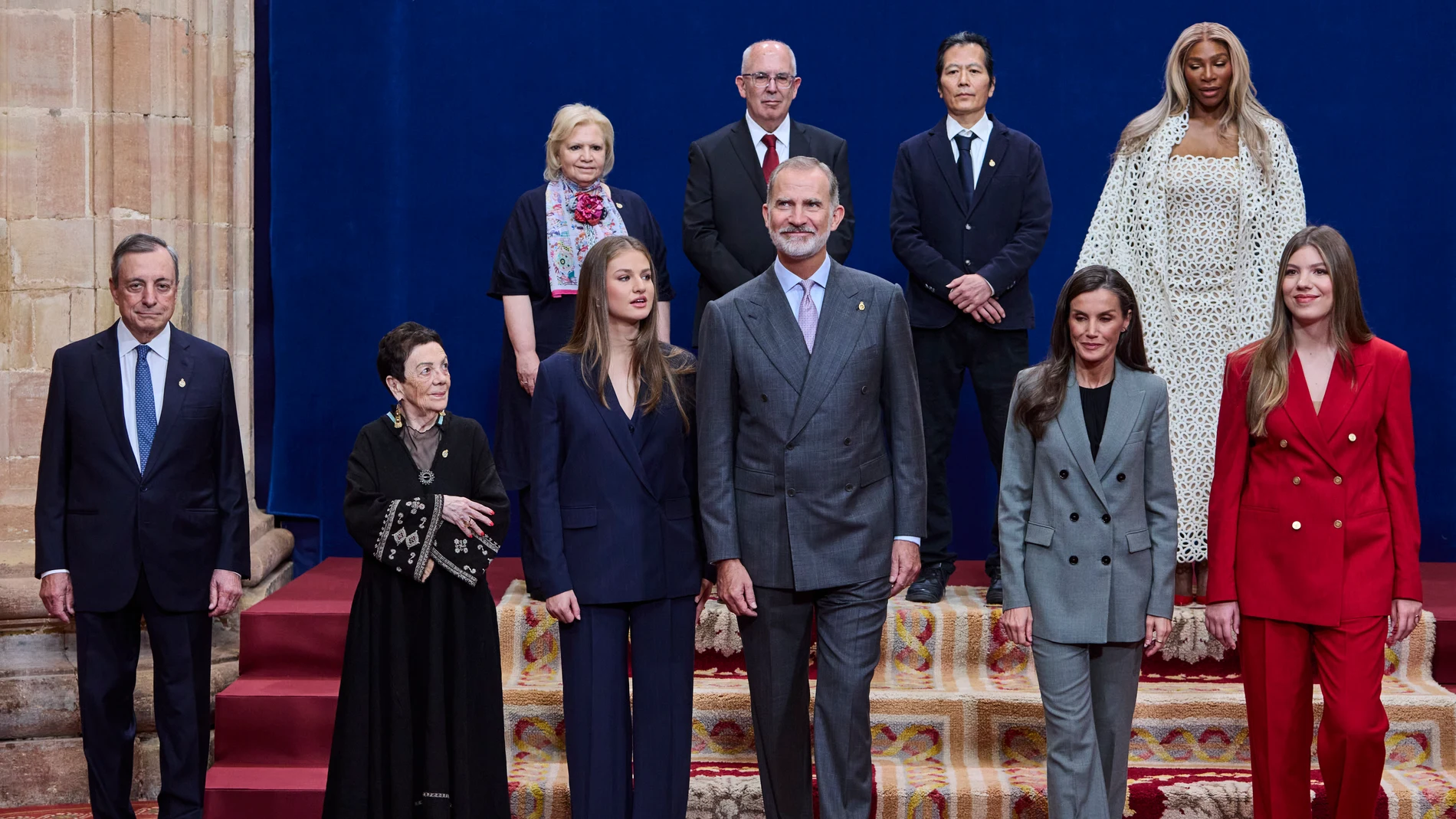 Los reyes Felipe VI y Letizia junto a la princesa Leonor y la infanta Sofía posan con los galardonados con los “Premios Princesa de Asturias 2025”, este viernes en la capital asturiana, horas antes de la ceremonia de entrega de los Galardones© Alberto R. Roldán / Diario La Razón.24 10 2025