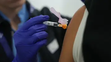 Una persona se vacuna frente a la gripe. Una persona se vacuna frente a la gripe.