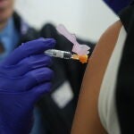 Una persona se vacuna frente a la gripe. 