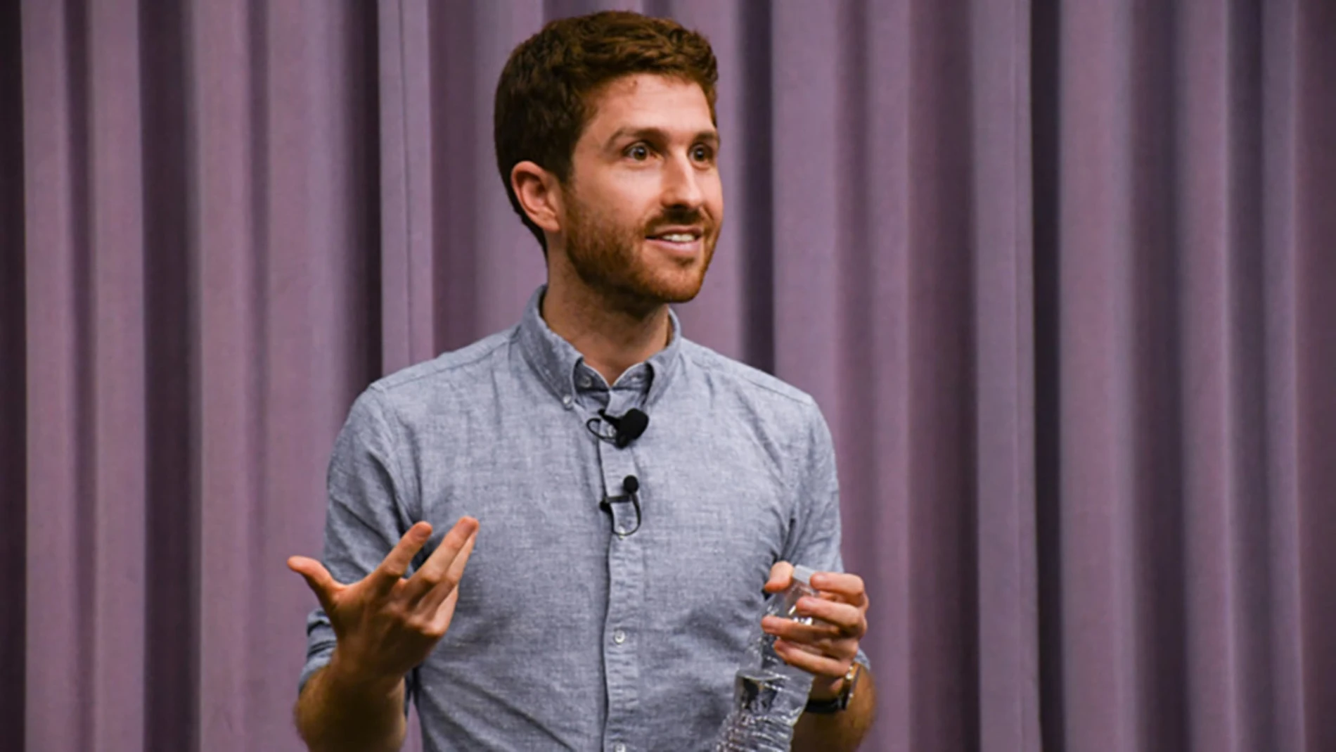 Tristan Harris participa en numerosas charlas y conferencias analizando el panorama ligado a la IA