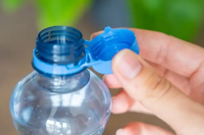 Adiós a los tapones pegados: el nuevo cambio que revoluciona las botellas de plástico Adiós a los tapones pegados: el nuevo cambio que revoluciona las botellas de plástico