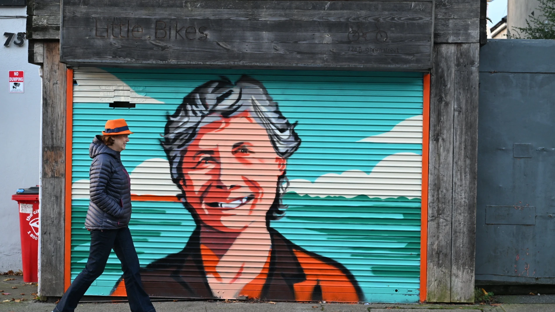 DUBLIN (Ireland), 24/10/2025.- A person walks past a graffiti portrait of Irish presidential candidate Catherine Connolly during elections for the Irish president in Dublin, Ireland, 24 October 2025. The new president is due to take office on 12 November 2025. (Elecciones, Irlanda) EFE/EPA/BRYAN MEADE