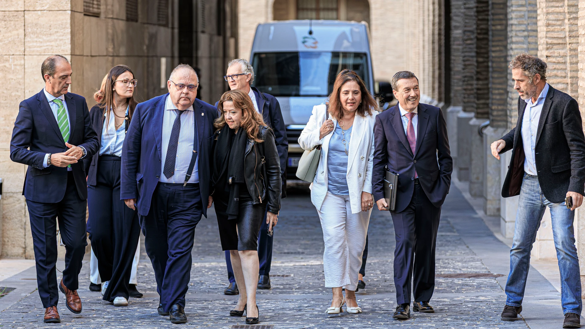 Los consejeros de Sanidad de varias comunidades abandonando la reunión del Interterritorial en Zaragoza