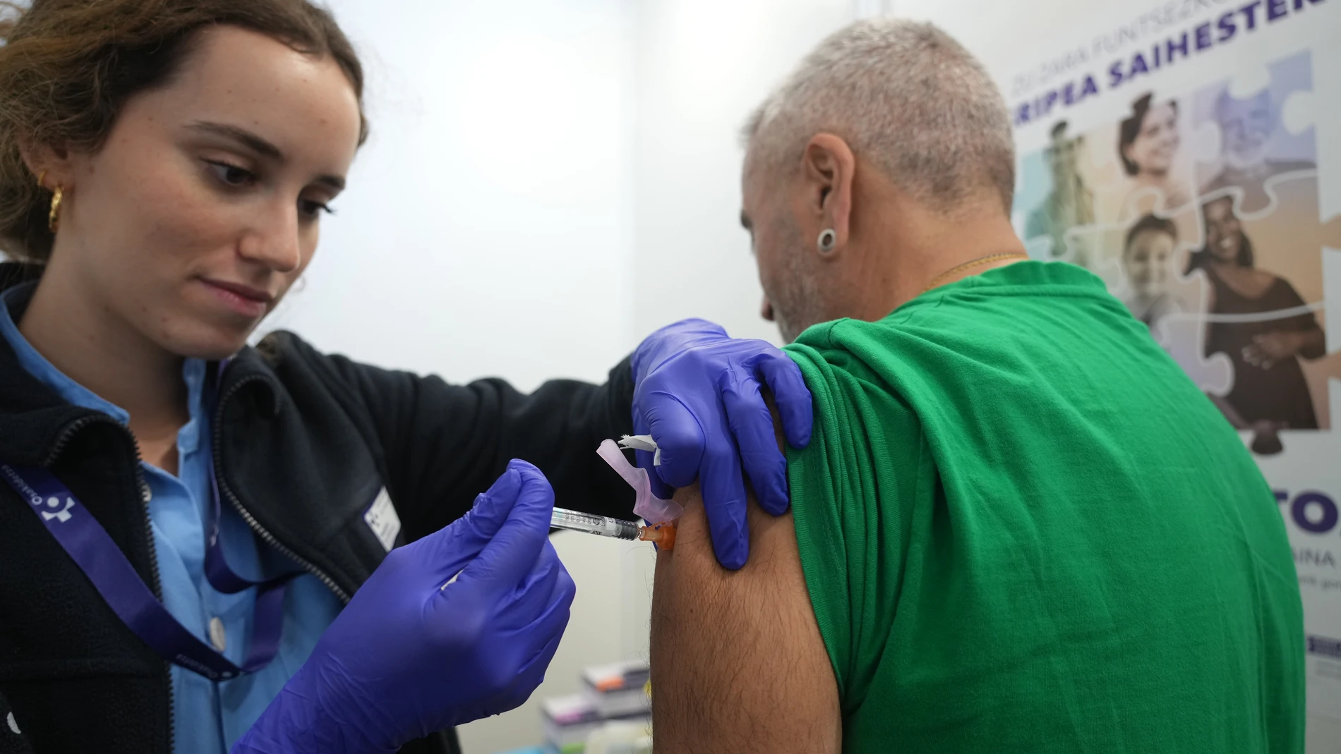 Una persona se vacuna, en un centro de refuerzo de vacunación frente a la gripe, a 24 de octubre de 2025, en Bilbao, Vizcaya, País Vasco (España). Osakidetza abre las puertas del Centro de Refuerzo de Vacunación frente a la gripe ubicado en La Casilla de Bilbao, equipamiento que estará abierto en horario de 8.00 a 20.00 horas, de lunes a domingo y podrán acercarse, sin cita, todas las personas a partir de 14 años. 24 OCTUBRE 2025 H.Bilbao / Europa Press 24/10/2025