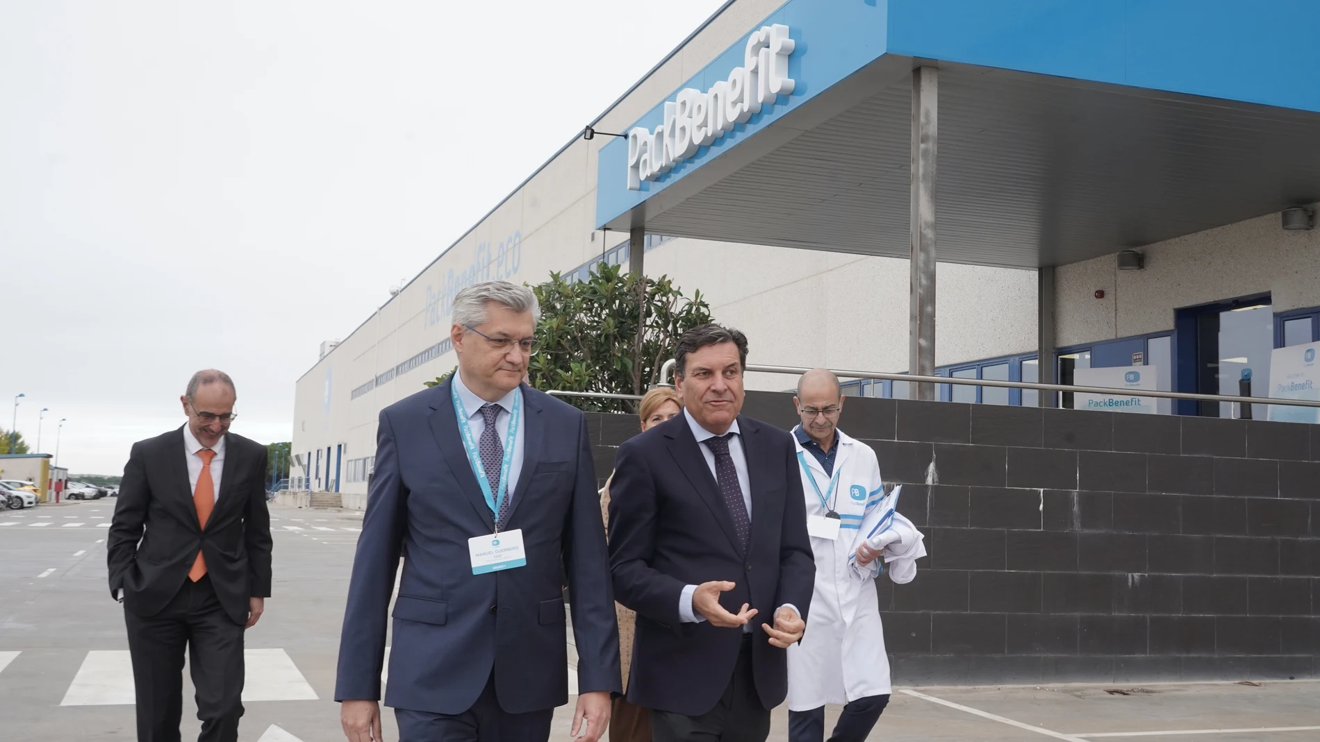 El consejero de Economía y Hacienda, Carlos Fernández Carriedo, ha inaugurado este viernes la nueva planta PackBenefit en Valladolid,