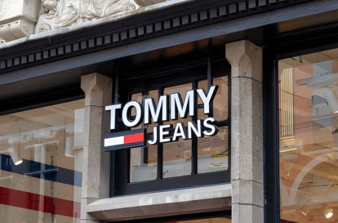 La camisa de Tommy que se ha convertido en un básico imprescindible en el armario de miles de hombres La camisa de Tommy que se ha convertido en un básico imprescindible en el armario de miles de hombres