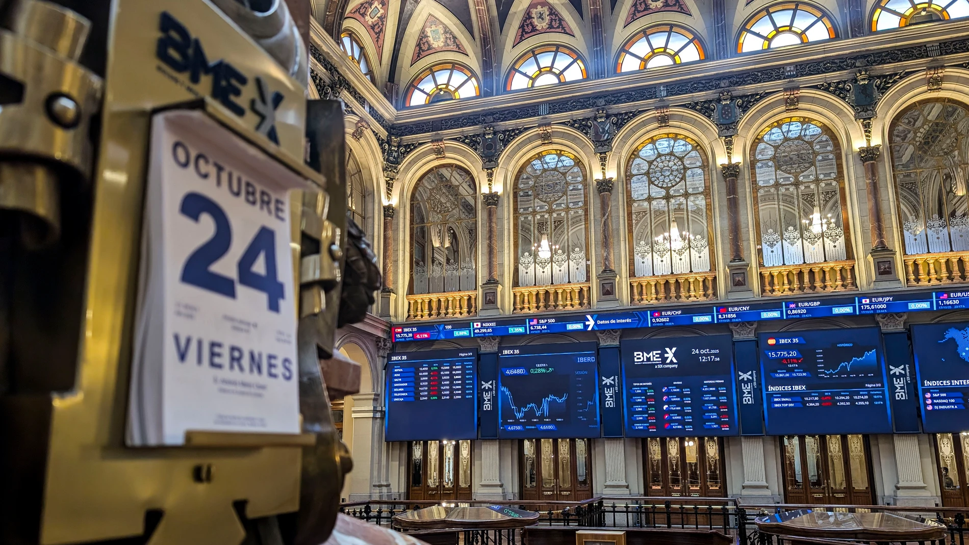 MADRID, 24/10/2025.- Varios paneles y monitores muestran en el parqué madrileño la evolución de la Bolsa española este viernes en el que el principal selectivo de la Bolsa española, el IBEX 35, que abrió este viernes al alza, se ha dado la vuelta y cae el 0,30 %, con lo que pierde nuevamente el nivel de los 15.800 puntos, en una jornada en la que se conocerá el dato de la inflación en Estados Unidos. EFE/ Vega Alonso