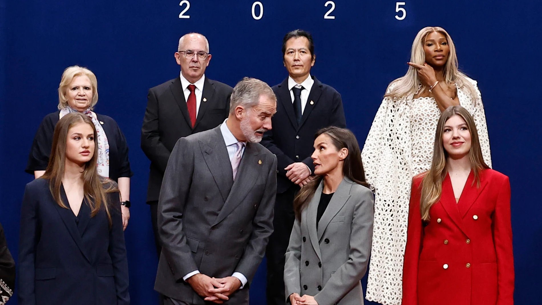 OVIEDO, 24/10/2025.- Los reyes Felipe VI y Letizia junto a la princesa Leonor (i) y la infanta Sofía (d) posan con los galardonados con los “Premios Princesa de Asturias 2025”, este viernes en la capital asturiana, horas antes de la ceremonia de entrega de los Galardones. EFE/ Ballesteros