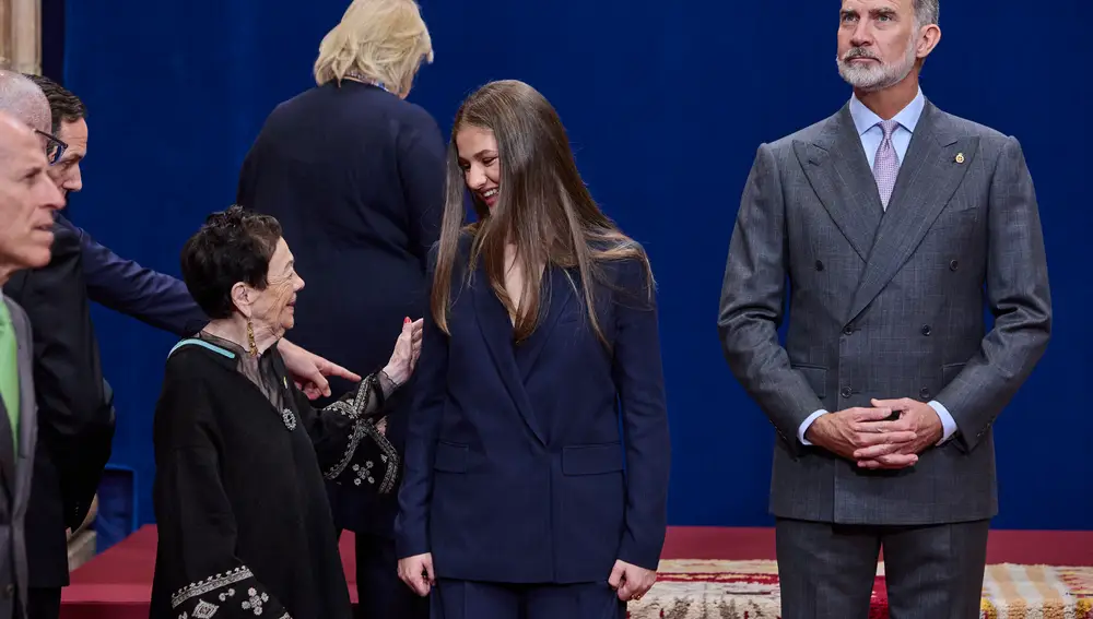 Los reyes Felipe VI y Letizia junto a la princesa Leonor y la infanta Sofía posan con los galardonados con los