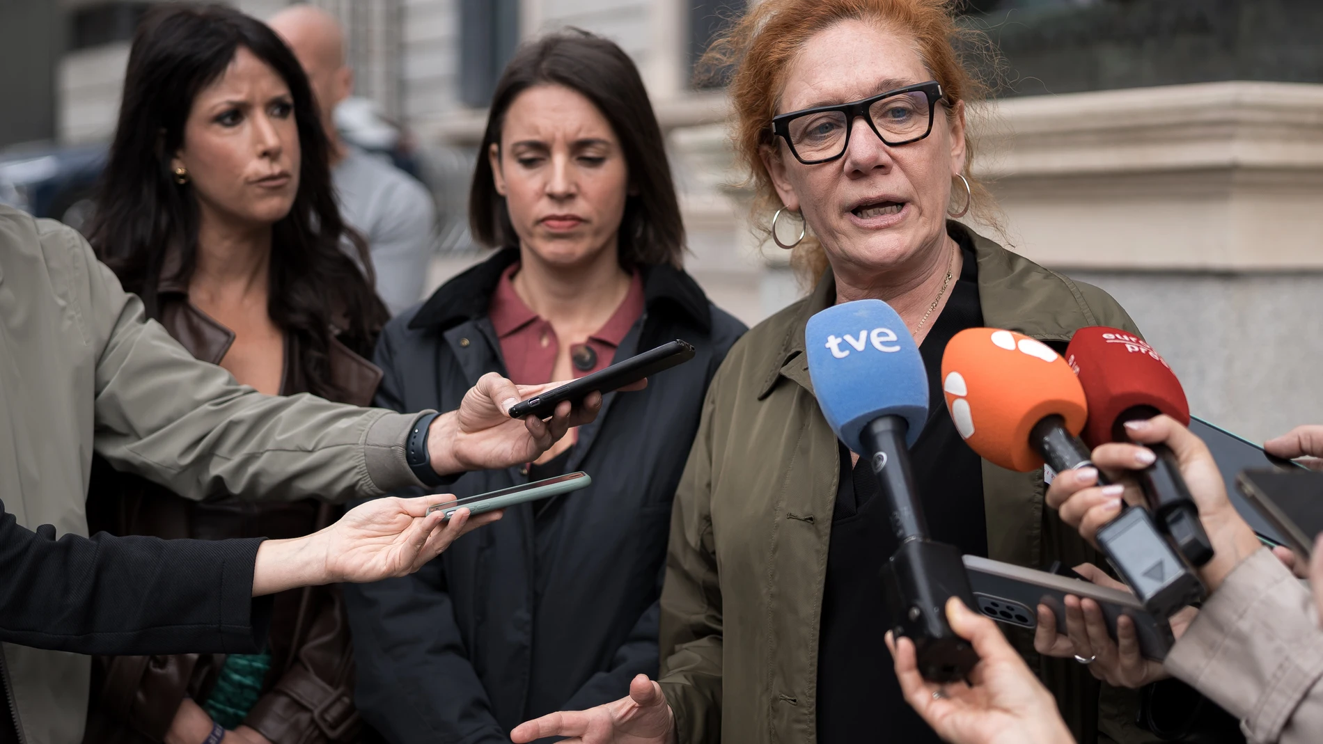 La secretaria política de Podemos, Irene Montero (c), y la diputada Martina Velarde (i), y la periodista Cristina Fallarás (d) atienden a los medios tras el registro de una iniciativa en apoyo a la comunicadora Cristina Fallarás y en contra la violencia machista en el Congreso de los Diputados, a 24 de octubre de 2025, en Madrid (España). Podemos registra una iniciativa de apoyo a Cristina Fallarás, la periodista que hizo públicas las acusaciones de violencia machista contra Íñigo Errejón, en...