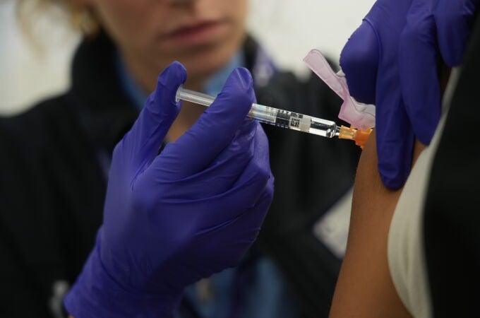 Una persona se vacuna contra la gripe. 