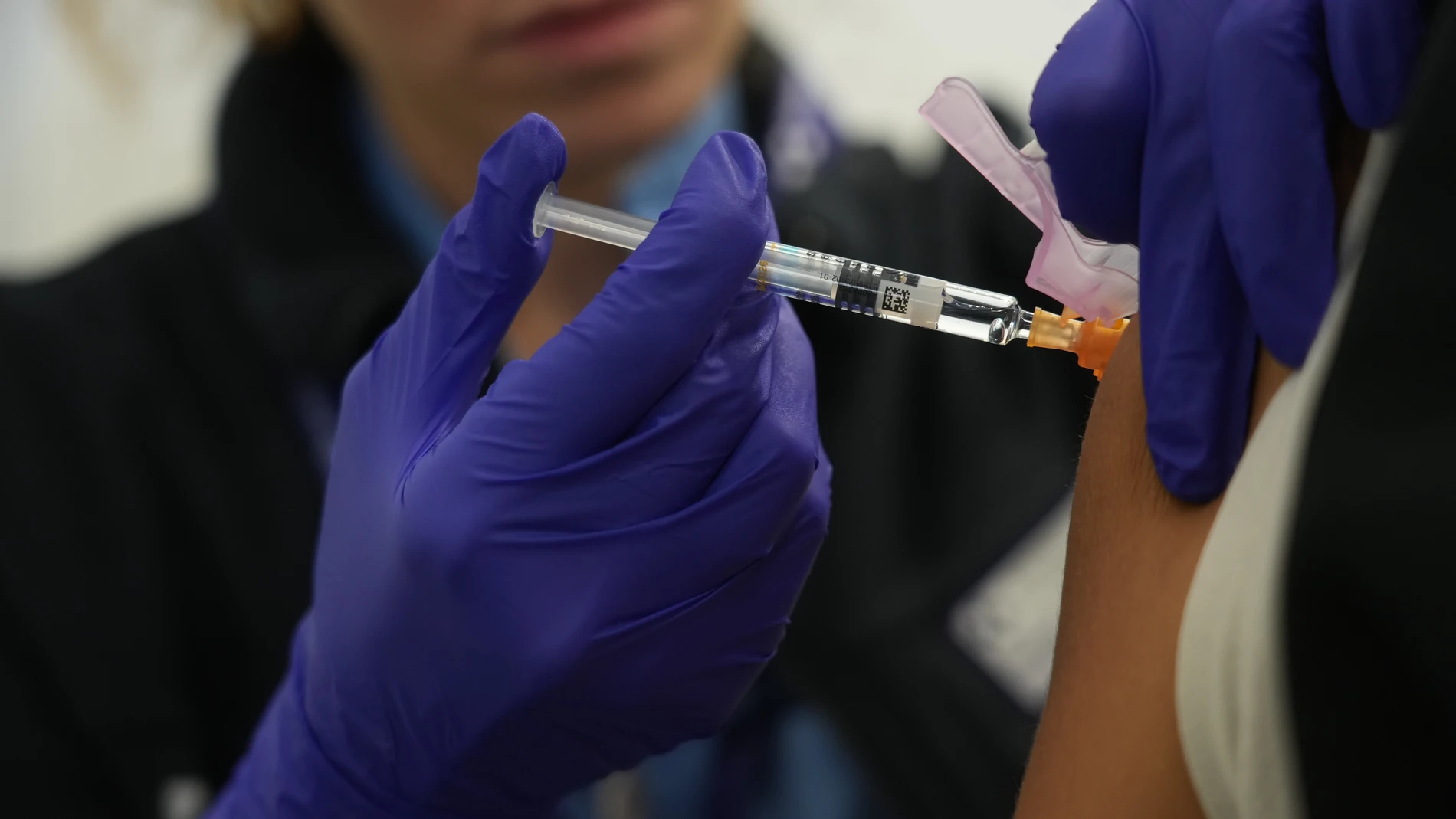 Una persona se vacuna, en un centro de refuerzo de vacunación frente a la gripe, a 24 de octubre de 2025, en Bilbao, Vizcaya, País Vasco (España). Osakidetza abre las puertas del Centro de Refuerzo de Vacunación frente a la gripe ubicado en La Casilla de Bilbao, equipamiento que estará abierto en horario de 8.00 a 20.00 horas, de lunes a domingo y podrán acercarse, sin cita, todas las personas a partir de 14 años.24 OCTUBRE 2025Europa Press24/10/2025