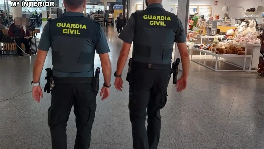 Agentes de la Guardia Civil en el aeropuerto de Santiago de Compostela.