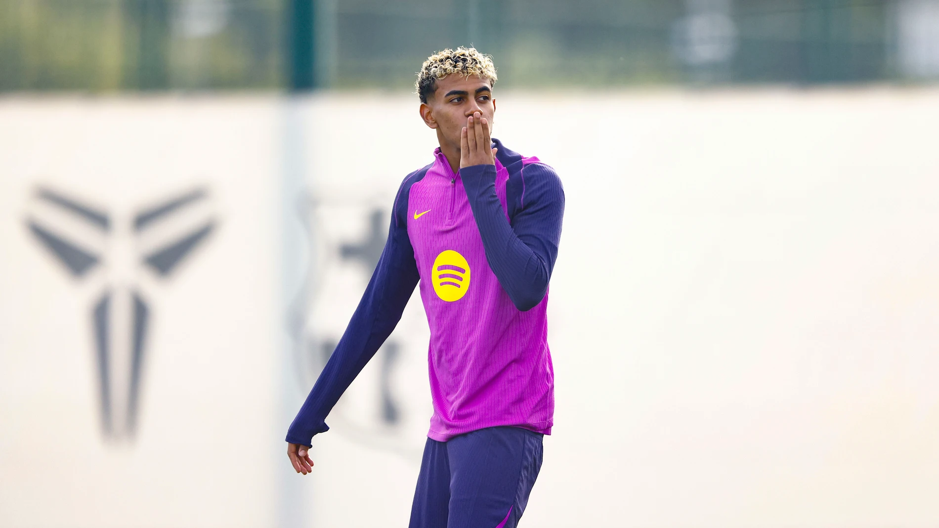 SANT JOAN DESPÍ (BARCELONA) 25/10/2025.- El delantero del FC Barcelona Lamine Yamal durante el entrenamiento del primer equipo del FC Barcelona en las instalaciones de Sant Joan Despí, Barcelona, este sábado, previo al partido de la décima jornada de LaLiga contra el Real Madrid de mañana. EFE/ Quique García