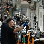 Empleados trabajan en la cadena producción