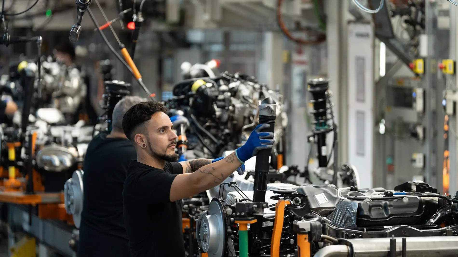 Empleados trabajan en la cadena producción