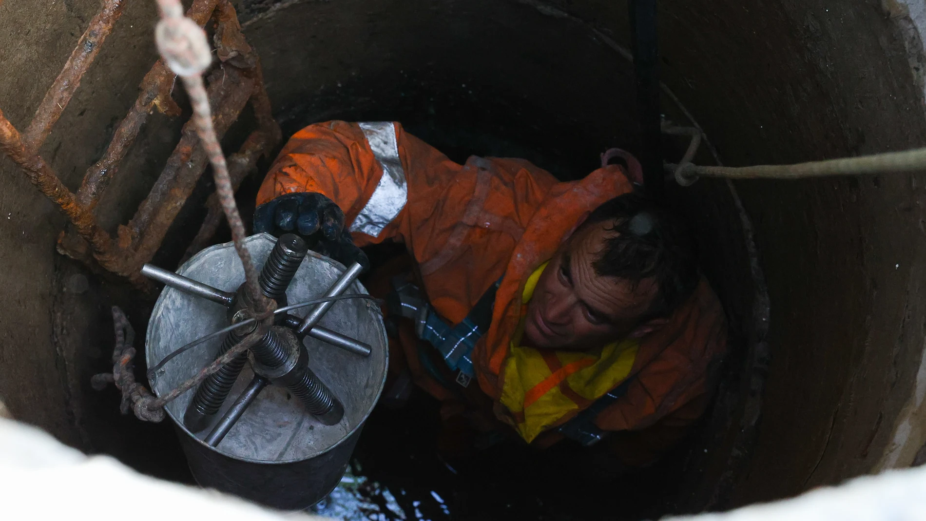 (Foto de ARCHIVO) RUSSIA, BELGOROD - SEPTEMBER 3, 2025: Utility workers clean surface water drain pipes Europa Press/Contacto/Anton Vergun 03/09/2025 ONLY FOR USE IN SPAIN