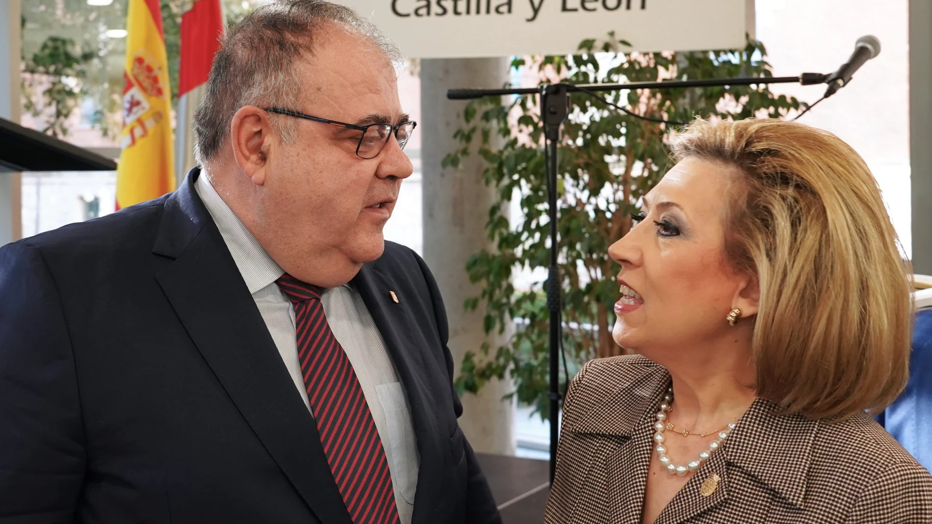 El consejero de Sanidad, Alejandro Vázquez, y la gerente regional de Salud, Violeta Martínez