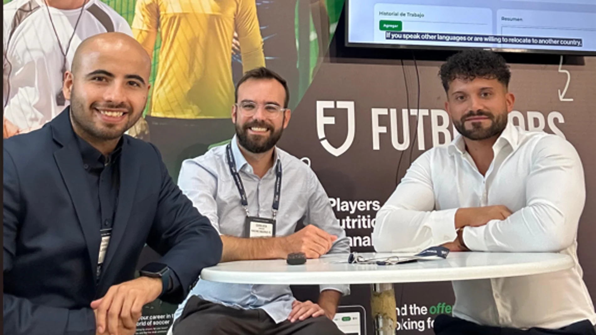 Juan Andrés Villamil, a la izquierda, con parte del equipo de Futboljobs