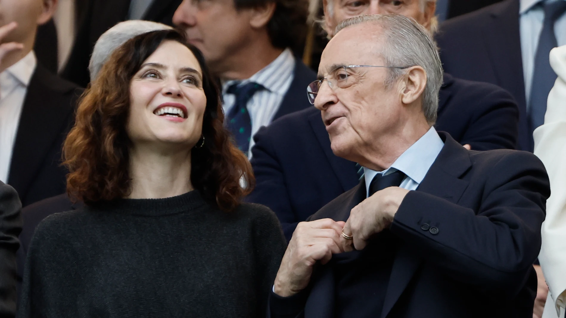 MADRID, 26/10/2025.- El presidente del Real Madrid Florentino Pérez, y la presidenta de la Comunidad de Madrid Isabel Díaz Ayuso, durante el partido de la décima jornada de LaLiga EA Sports, que Real Madrid y FC Barcelona disputan este domingo en el estadio Santiago Bernabéu. EEFE/ Sergio Perez