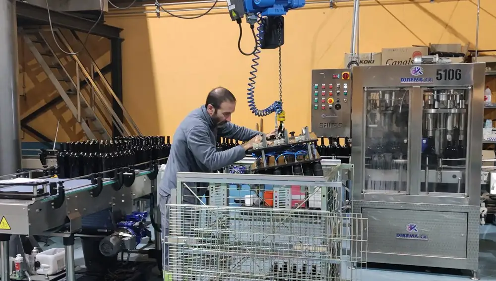 Un trabajador de Viña Solorca en la zona de la embotelladora de la bodega