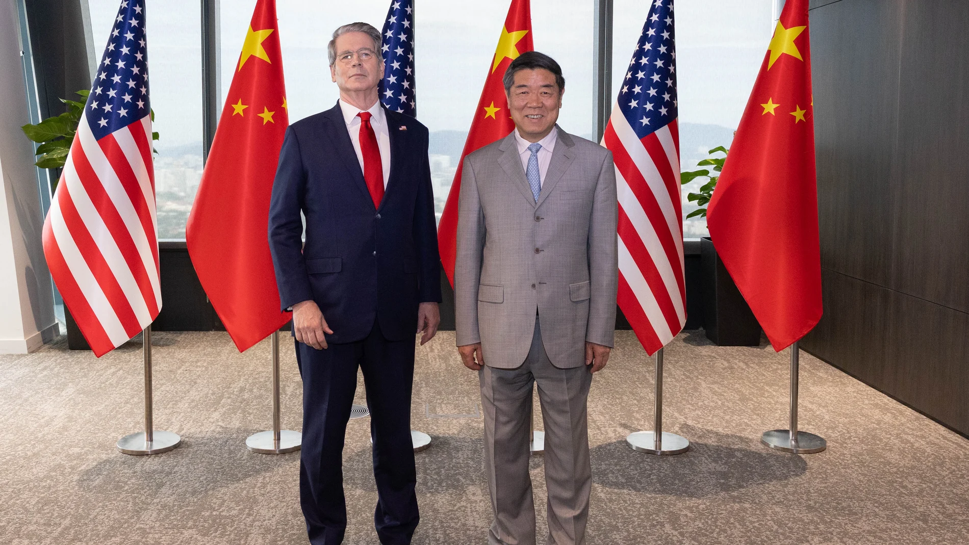KUALA LUMPUR, Oct. 26, 2025 -- Chinese Vice Premier He Lifeng, also a member of the Political Bureau of the Communist Party of China Central Committee, poses for a photo with U.S. Treasury Secretary Scott Bessent prior to their talks in Kuala Lumpur, Malaysia, Oct. 25, 2025. The Chinese and U.S. delegations convened on Saturday and Sunday for talks on economic and trade issues in Kuala Lumpur. Europa Press/Contacto/Bai Xueqi 25/10/2025 ONLY FOR USE IN SPAIN