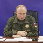 El presidente ruso, Vladimir Putin, visita uno de los puestos del comando del Grupo de Fuerzas Conjuntas