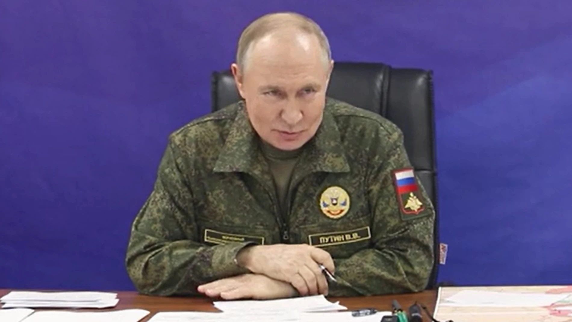 - (Russian Federation), 26/10/2025.- A handout photo made from video released by the Russian Presidential Press Office on 26 October 2025 shows, Russian President Vladimir Putin during his visit to one of the command posts of the Joint Group of Forces, at an undisclosed location. (Rusia) EFE/EPA/RUSSIAN PRESIDENTIAL PRESS OFFICE / HANDOUT MANDATORY CREDITHANDOUT EDITORIAL USE ONLY/NO SALES