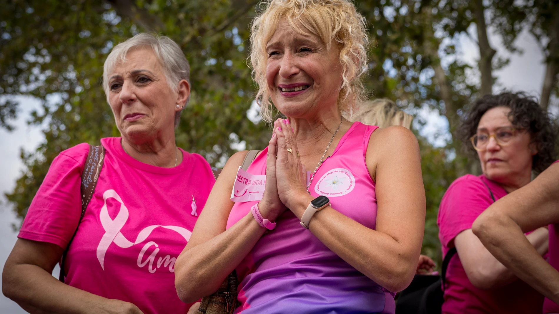 SEVILLA, 26/10/2025.- La presidenta de la Asociación Amama, Ángela Claverol (d), durante la concentración frente al Palacio de San Telmo, sede del Gobierno andaluz en Sevilla, en la que miles de personas, en su mayoría mujeres, han protestado por los fallos en el sistema de cribados del cáncer de mama en Andalucía. EFE/ Julio Muñoz