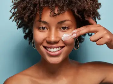 Ni retinoides ni ácido hialurónico, esto es lo que no puede faltar en tu rutina de belleza Mujer poniéndose crema