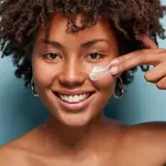 Ni retinoides ni ácido hialurónico, esto es lo que no puede faltar en tu rutina de belleza