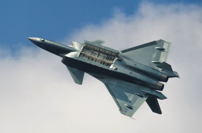 El caza chino J-20 sería uno de los primeros en utilizar este recubrimiento.