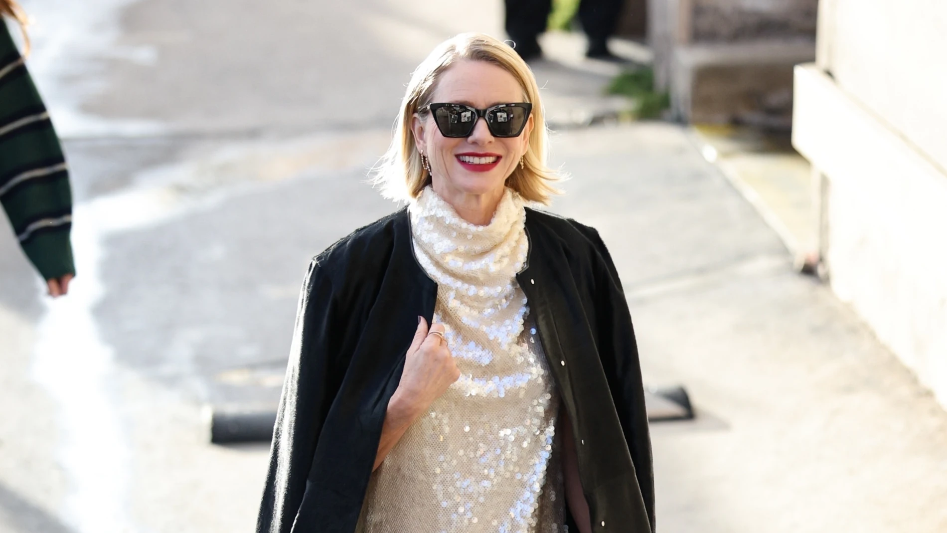 Naomi Watts con una de las tendencias de Navidad: las lentejuelas.