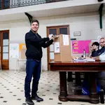 Kicillof llama a los argentinos a votar en elección "crítica" ante "complejo" escenario