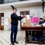 Kicillof llama a los argentinos a votar en elección "crítica" ante "complejo" escenario