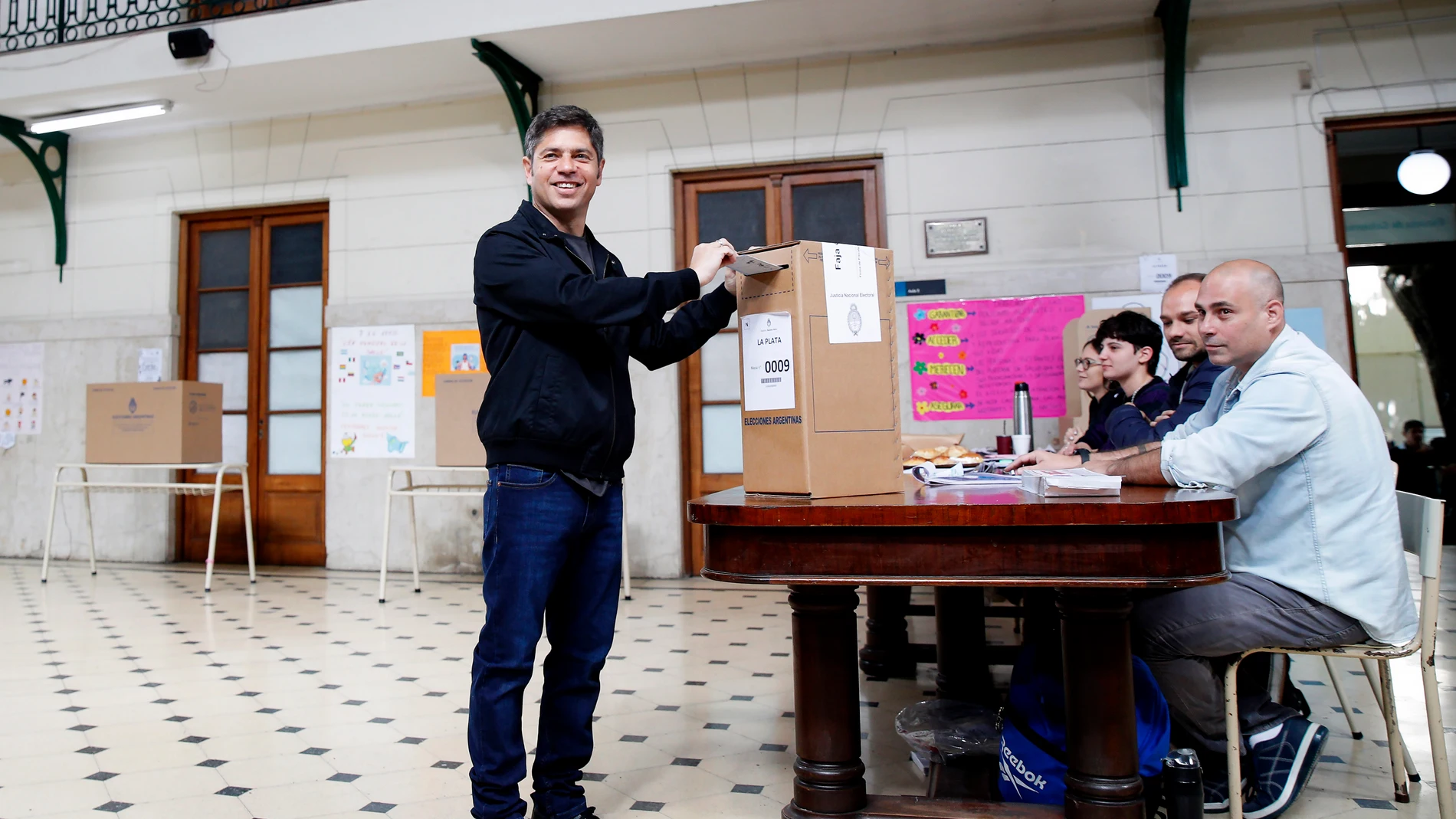 AME2010. LA PLATA (ARGENTINA), 26/10/2025.- El gobernador de la provincia de Buenos Aires, Axel Kicillof vota este domingo, en La Plata (Argentina). El peronista Kicillof, uno de los principales dirigentes opositores en Argentina llamó a los ciudadanos a participar en la "crítica" elección legislativa que se celebran en el país suramericano, en un escenario económico "complejo". EFE/ Demian Alday Estevez