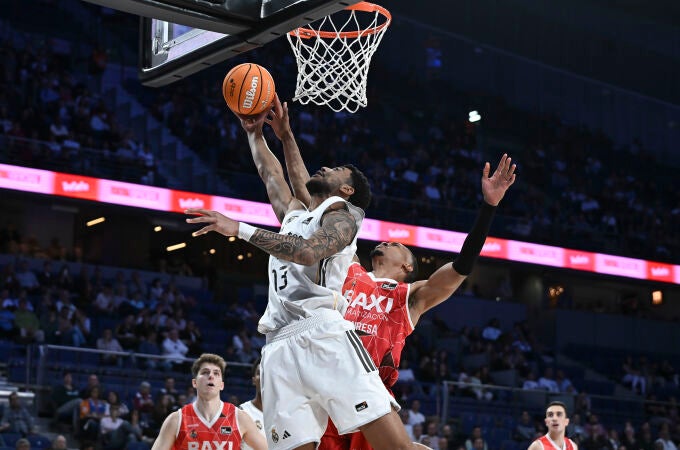 Almansa intenta anotar ante la defensa del BAXI Manresa Almansa intenta anotar ante la defensa del BAXI Manresa