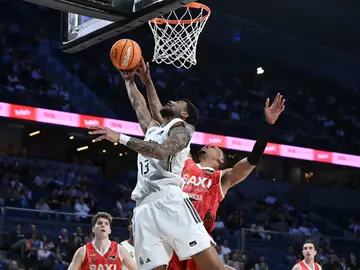 Almansa intenta anotar ante la defensa del BAXI Manresa Almansa intenta anotar ante la defensa del BAXI Manresa