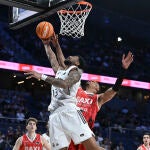 Almansa intenta anotar ante la defensa del BAXI Manresa