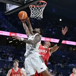 Almansa intenta anotar ante la defensa del BAXI Manresa