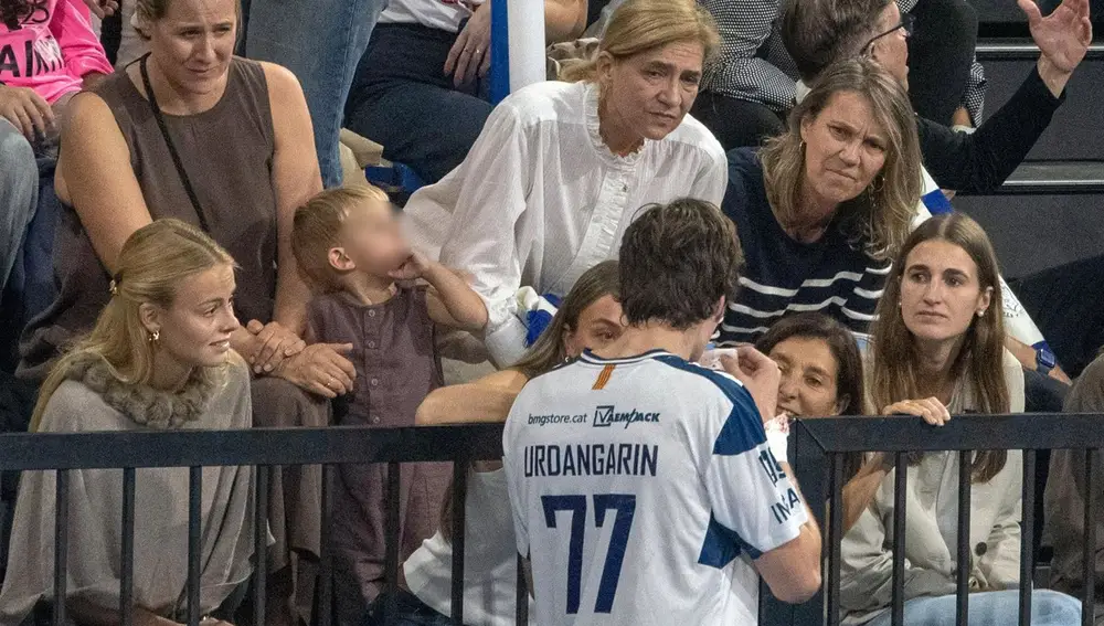 La Infanta Cristina y Johanna Zott apoyan a Pablo Urdangarin en el campo de balonmano